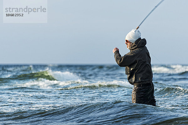 Mann beim Fischen in der Ostsee  Gotland  Schweden