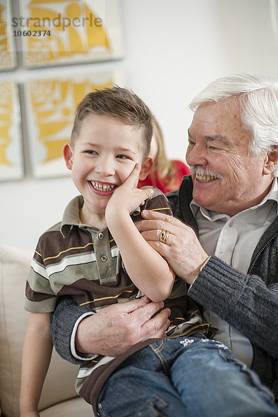 Älterer Mann spielt mit Enkel