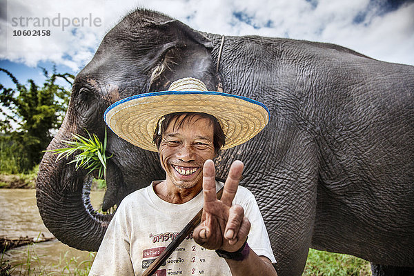 Mann mit Elefant  Thailand
