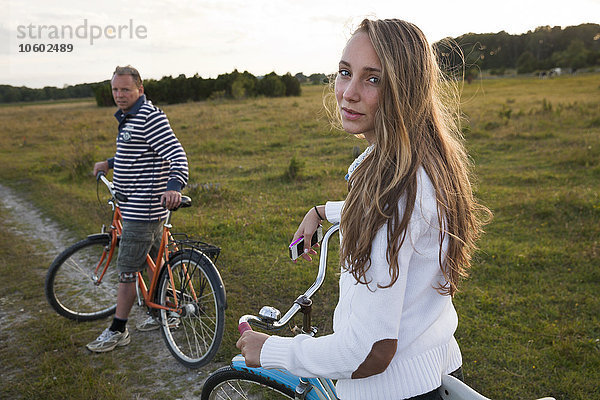 Vater mit jugendlicher Tochter beim Radfahren  Oland  Schweden