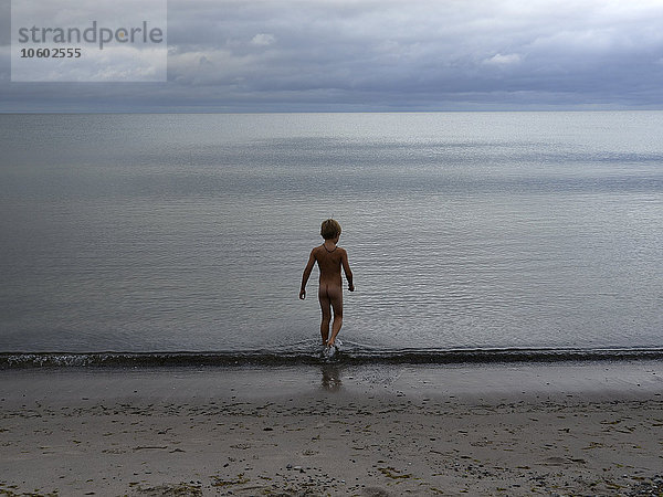 Nackter Junge am Strand  Gotland  Schweden