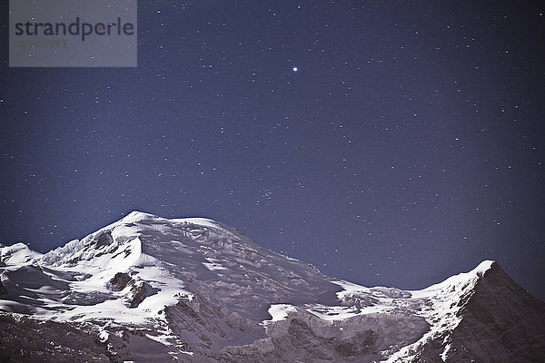 Blick auf die Alpen bei Nacht  Chamonix  Frankreich