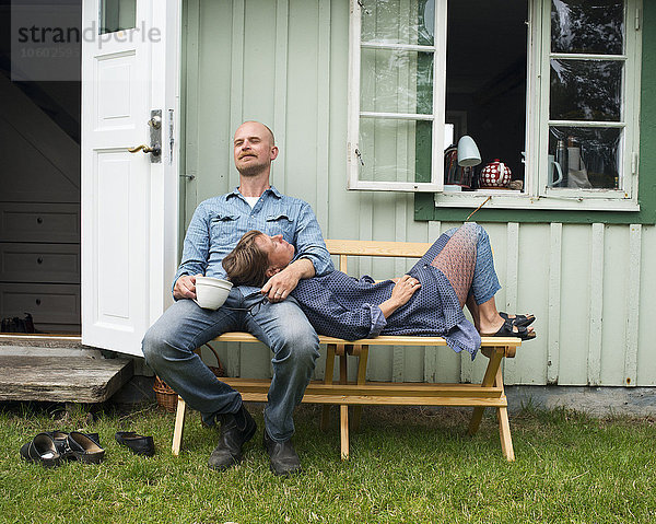 Älteres Paar vor einem Haus  Molle  Schweden