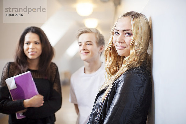 Gruppe von Teenagern auf dem Korridor