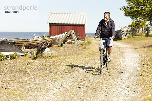 Lächelnder Mann beim Radfahren
