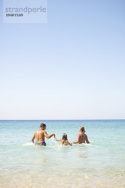 Eltern mit Tochter im Meer