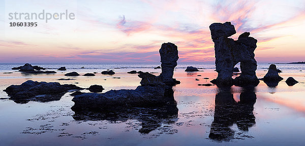 Felsformationen an der Küste bei Sonnenuntergang