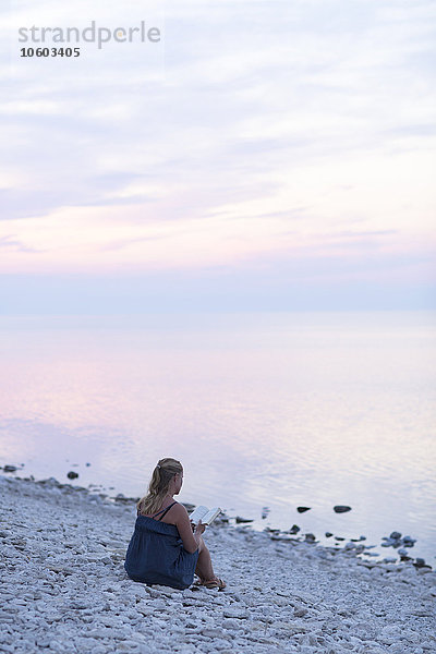 Frau schaut aufs Meer