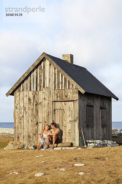Ehepaar in der Nähe eines Holzgebäudes