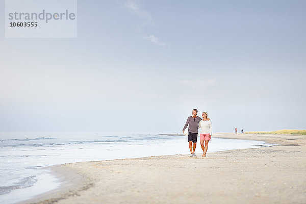 Paar spaziert am Strand