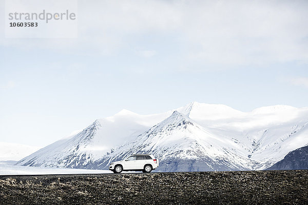 Schneebedeckte Berge mit Auto im Vordergrund