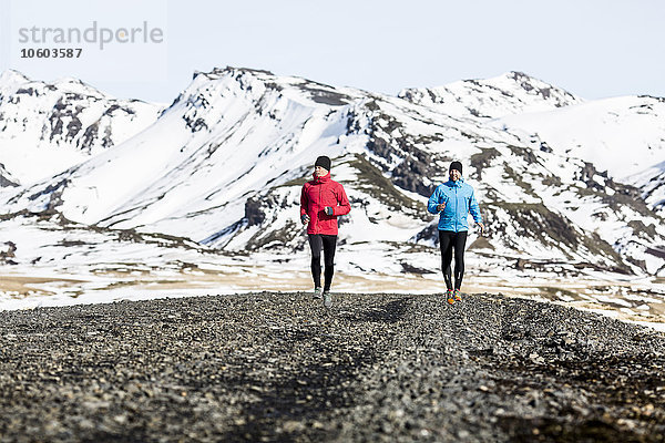 Männer joggen in den Bergen