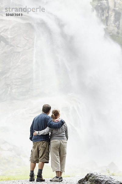 Ehepaar mit Blick auf Wasserfall