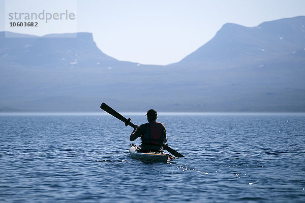 Person beim Kajakfahren auf dem Meer