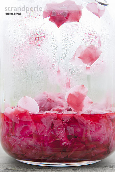 Rosenblüten im Glas