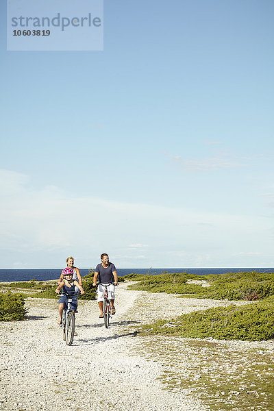 Familie mit Fahrrad auf See