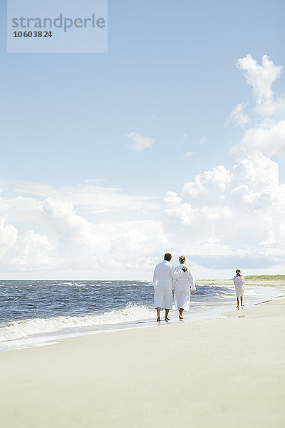 Familienspaziergang am Strand