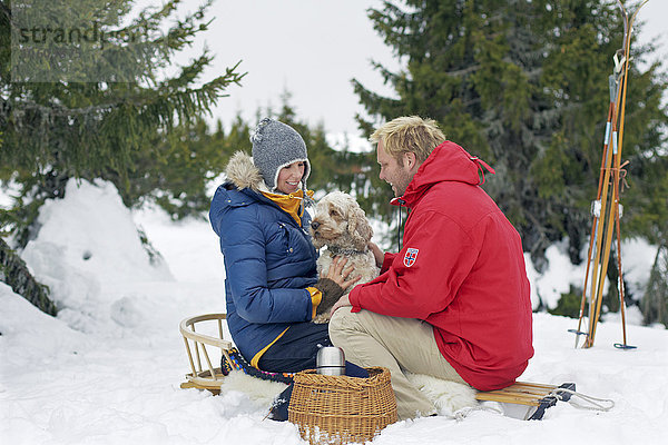 Ehepaar mit Hund im Winter