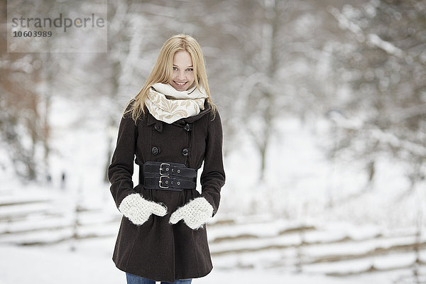 Lächelnde junge Frau im Winter