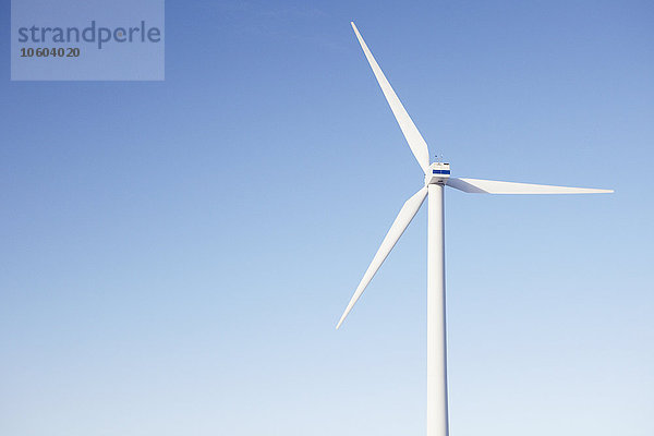 Windkraftanlage gegen blauen Himmel