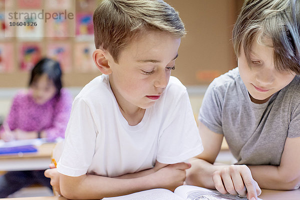 Jungen im Klassenzimmer