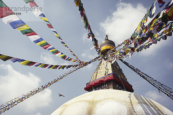 Stupa mit Gebetsfahnen