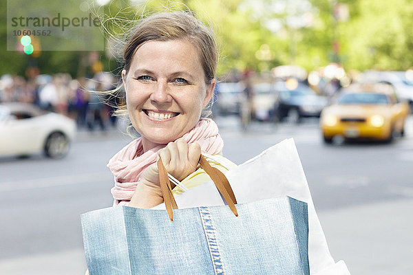 Lächelnde Frau mit Einkaufstüten
