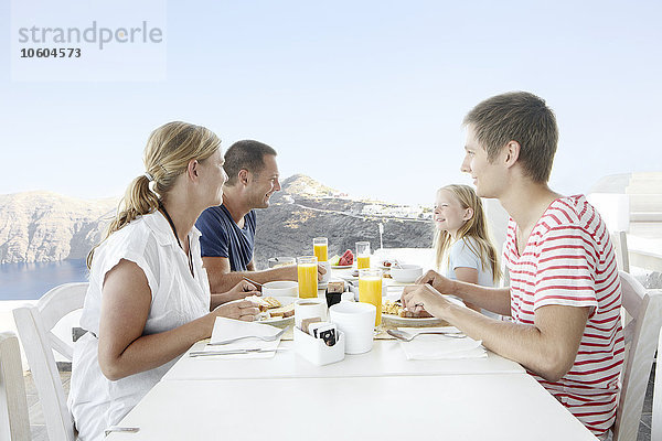 Familie beim Essen im Freien