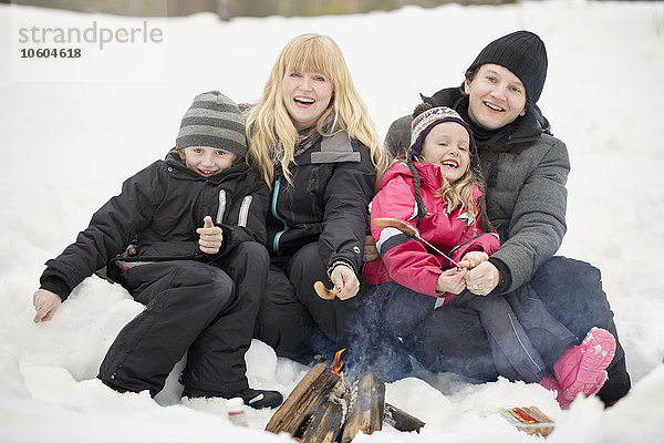 Familie mit Kindern im Winter