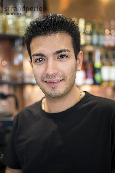Porträt eines jungen Mannes in einer Bar