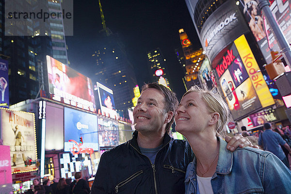 Pärchen am Times Square bei Nacht  New York City  USA