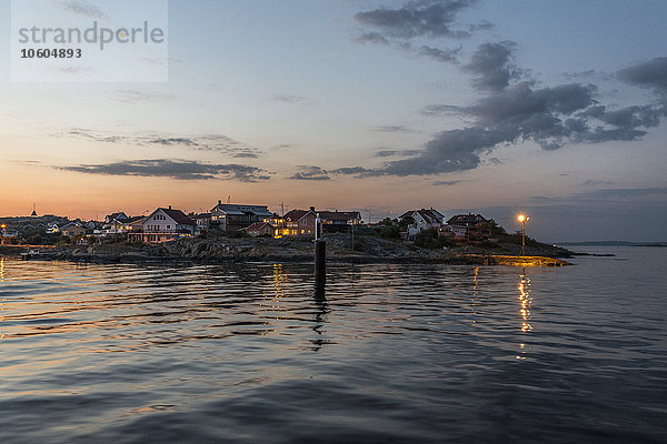 Gebäude an der Küste bei Sonnenuntergang