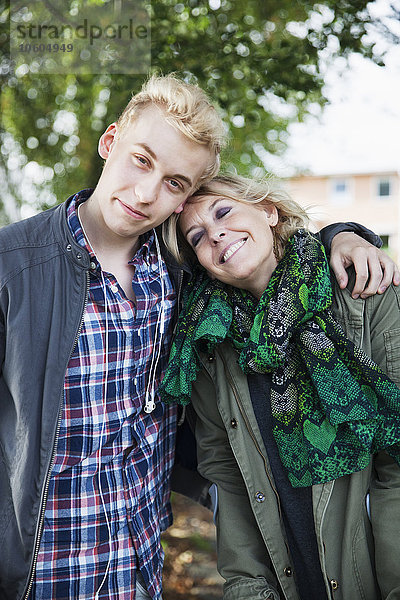 Junger Mann mit Mutter