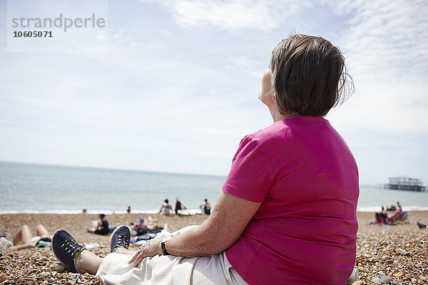 Ältere Frau entspannt am Strand