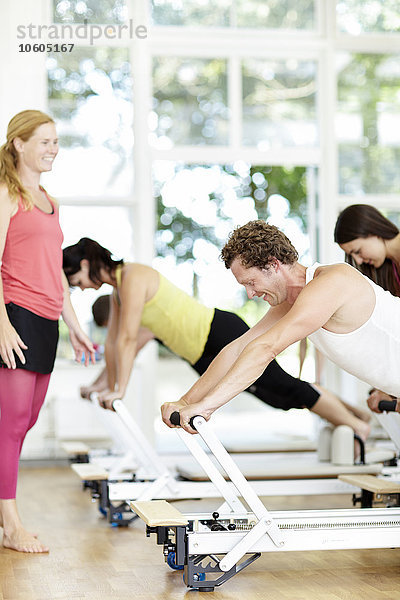 Menschen trainieren im Fitnessstudio