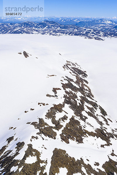 Luftaufnahme der schneebedeckten Berge