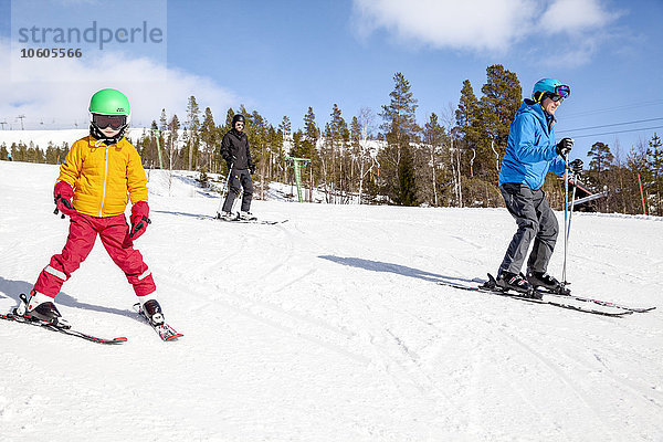 Mädchen beim Skifahren mit Vater