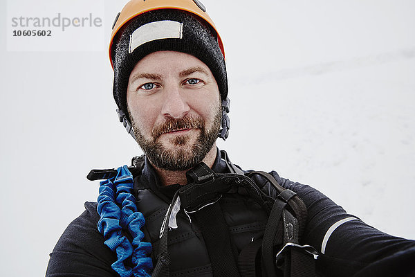 Porträt eines lächelnden Bergsteigers