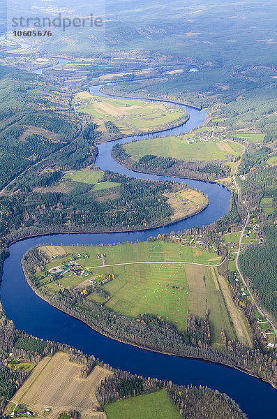 Luftaufnahme einer ländlichen Szene mit Fluss
