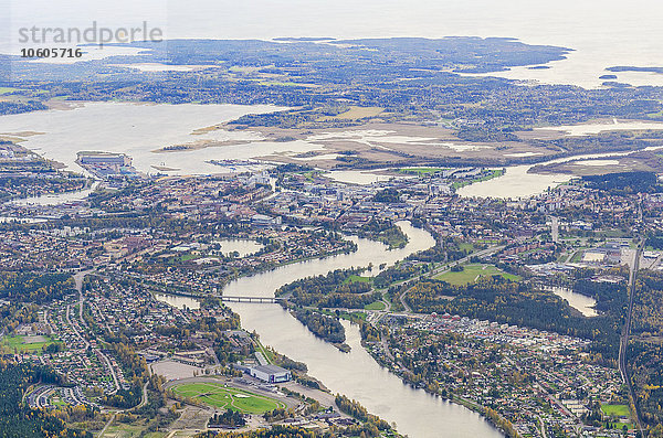 Luftaufnahme der Stadt am Fluss