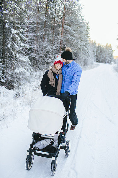 Ehepaar zu Fuß mit Kinderwagen