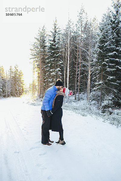 Küssendes Paar im Winter