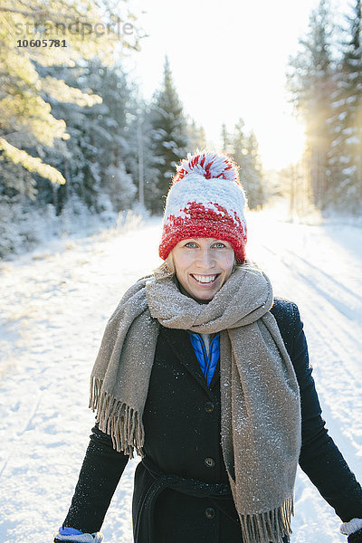 Lächelnde Frau im Winter