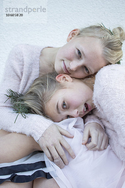 Zwei Mädchen in rosa Pullovern