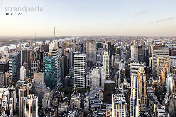 Luftaufnahme der New Yorker Stadtlandschaft bei Sonnenuntergang