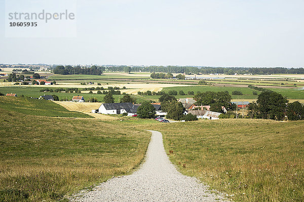 Blick auf eine Agrarlandschaft und ein kleines Dorf