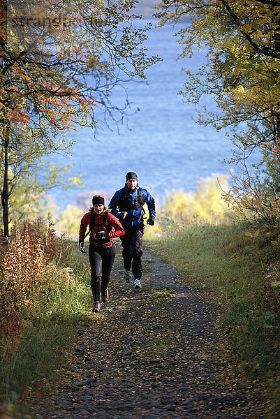 Ein Mann und eine Frau joggen.