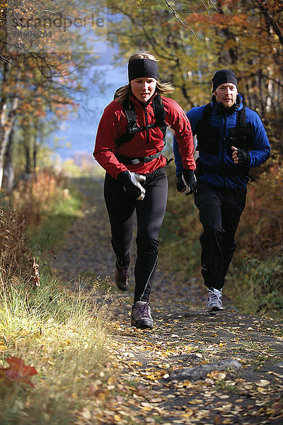 Ein Mann und eine Frau joggen.