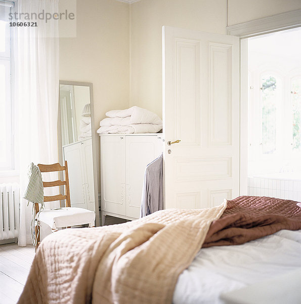 Ein Schlafzimmer mit offener Tür  Schweden.
