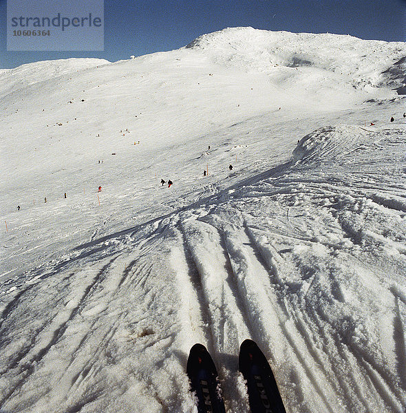 Ein Paar Skier fährt die Piste hinunter  Are  Schweden.